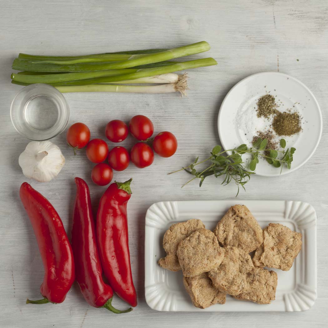 sójové plátky, paradajky, paprika, jarná cibuľka, koreniny