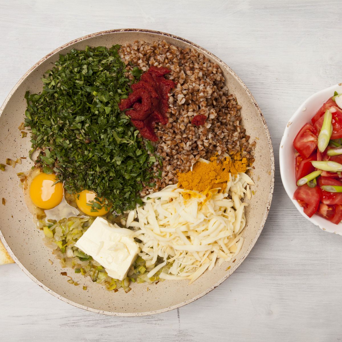 zmes pohánky a zeleniny s nastrúhaným syrom