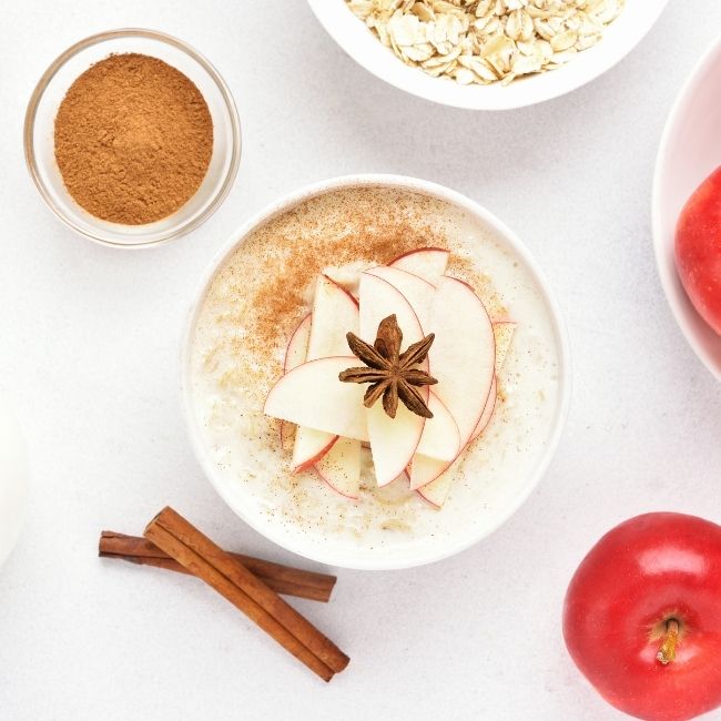 škorica, jablko, miska s ovsenými vločkami