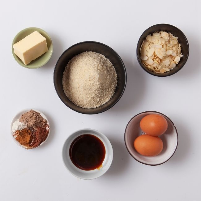 suroviny v miskách potrebné na prípravu vianočných koláčikov