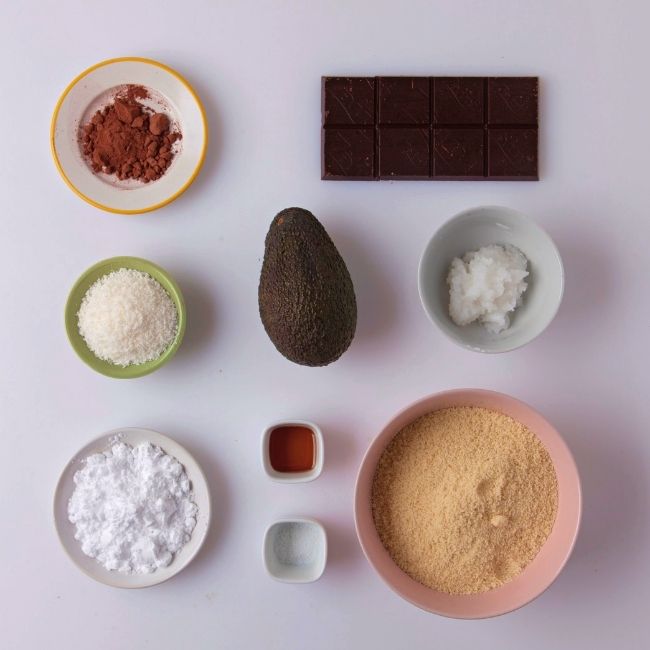 suroviny potrebné na prípravu zdravých čokoládovo avokádových truffles