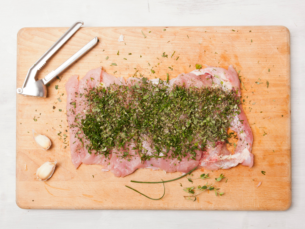 Mäsová roláda, mlynček na cesnak