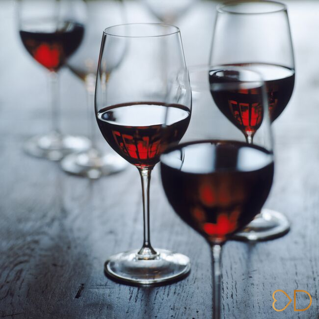 Poháre s červeným vínom k večeri. EasyDiet