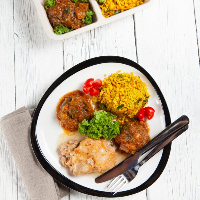 Gebratene Hähnchenkeulen mit Auberginen-Masala und Bulgur
