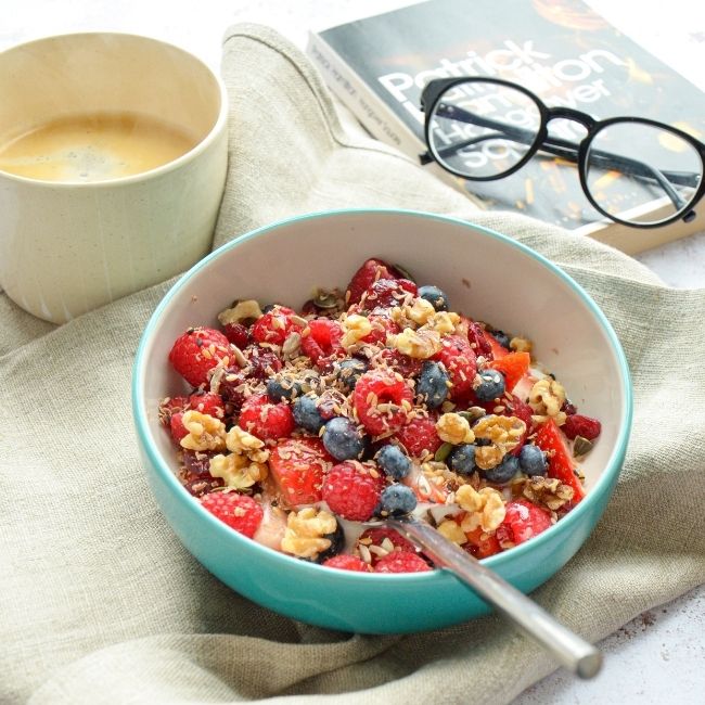 ovsená kaša s ovocím, káva