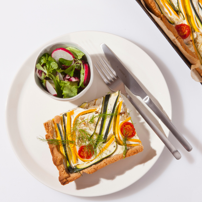 cuketový quiche podľa EASYDIET receptu servírovaný na tanieri