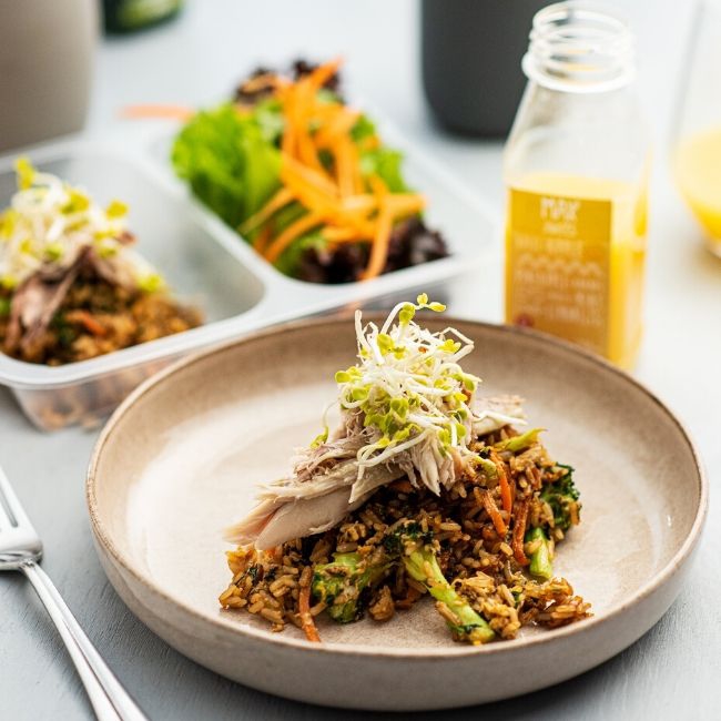 Gebratener Reis mit Räucherfisch und thailändischer Sauce