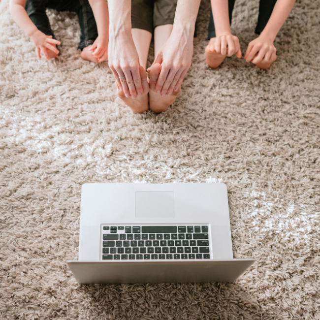 strečing, notebook, cvičenie doma