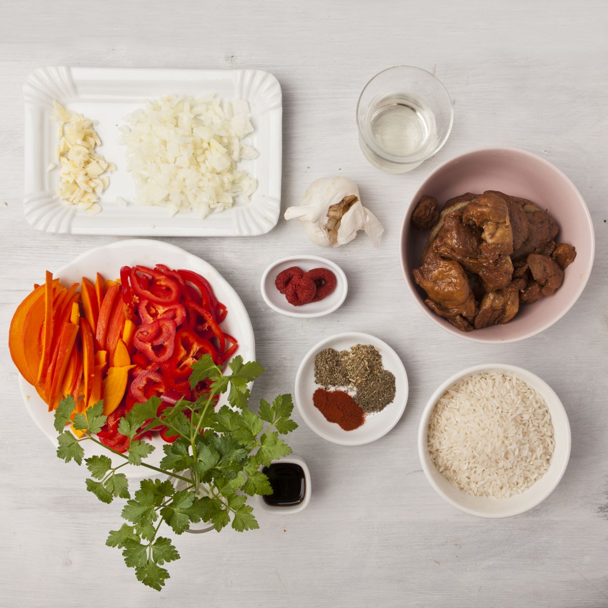 ryža, nakrájaná paprika, koreniny, cesnak