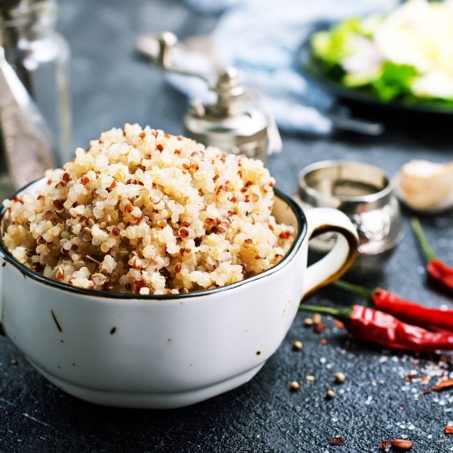 quinoa v miske, obilnina