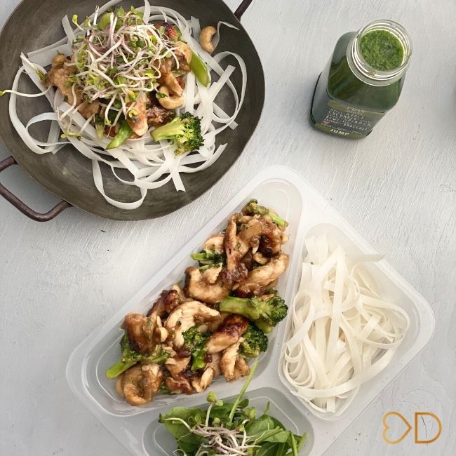 Hähnchen-Stir-Fry mit Brokkoli und Cashewnüssen, Reisnudeln