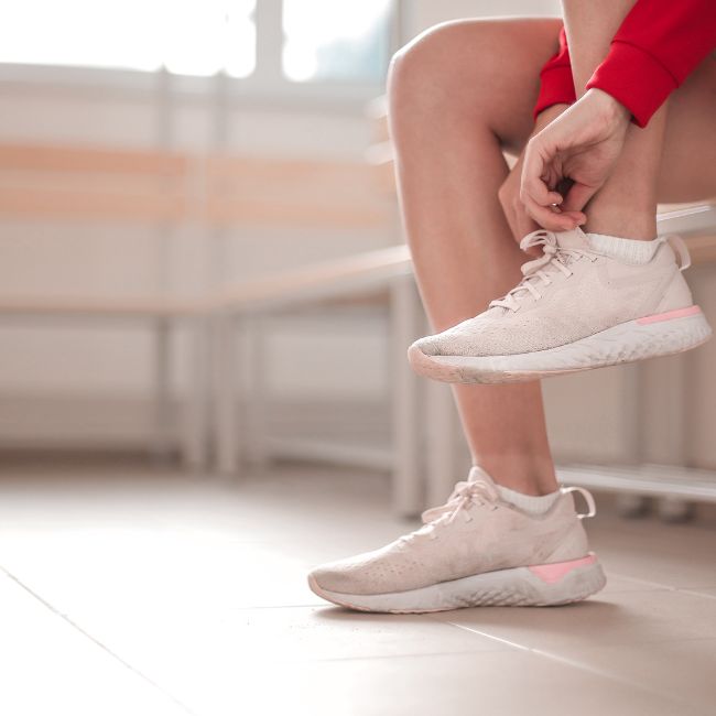 žena, nohy, tenisky, obúvanie