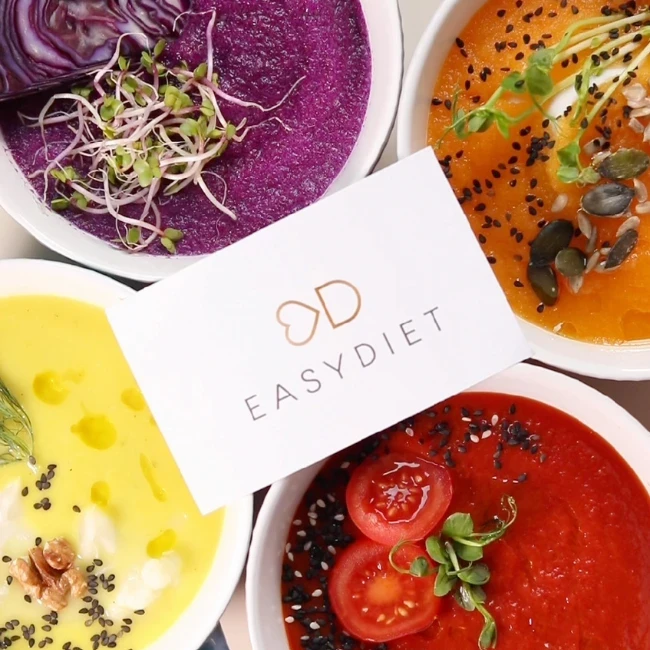 4 Cremesuppen in Schüsseln nach EASYDIET-Rezepten.