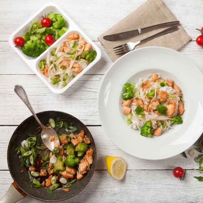Gesundes Mittagessen: Reisnudeln mit Lachs und Brokkoli