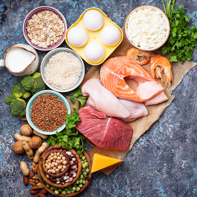 Čerstvé hovädzie a hydinové mäso, morské plody, vajíčka, strukoviny aj brokolica položené na stole predstavujú výborný zdroj bielkovín
