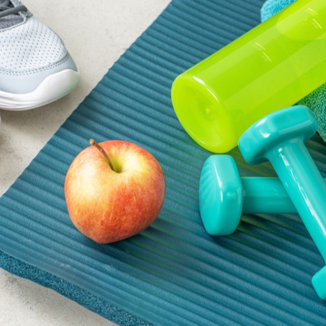 činky, jablko, tenisky, fľaša