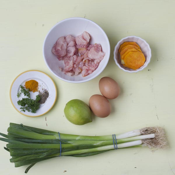 mäso z ryby, vajíčka, batát, jarná cibuľa