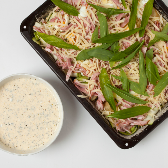 nákyp s mäsom a cuketou v plechu, dip v miske