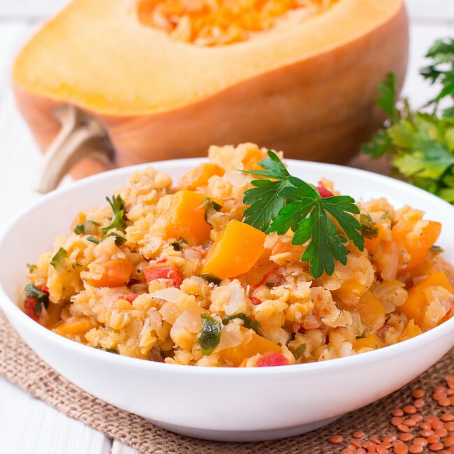 Gebackener Kürbis mit Linsen und hausgemachter Korma-Paste