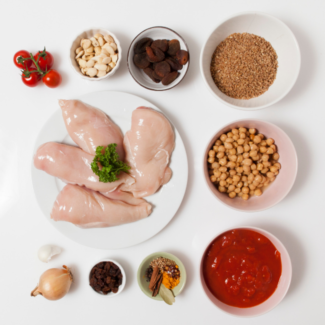 kuracie prsia, paradajkové pyré, cícer, mandle, hrozienka, koreniny