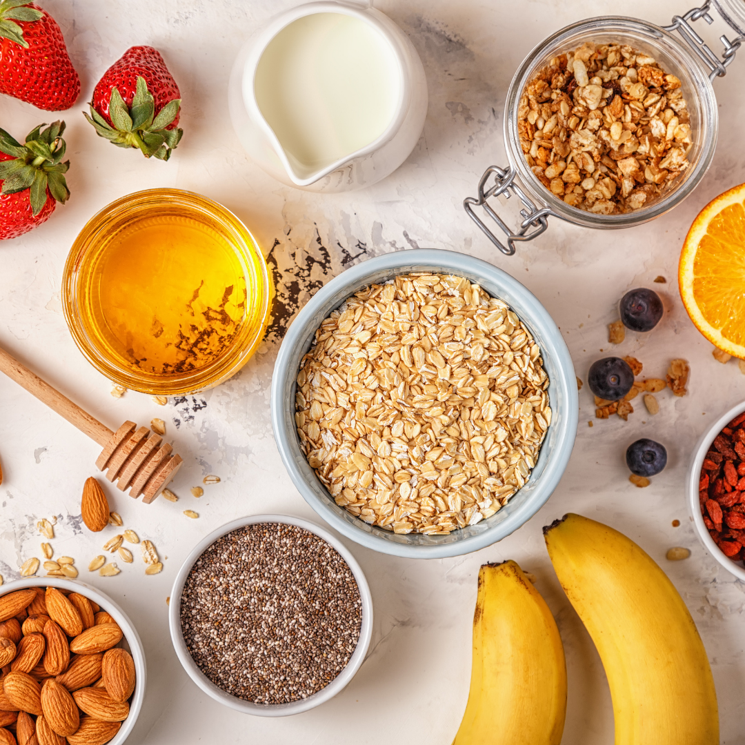 ovsené vločky, chia semienka, banány, jahody, čučoriedky