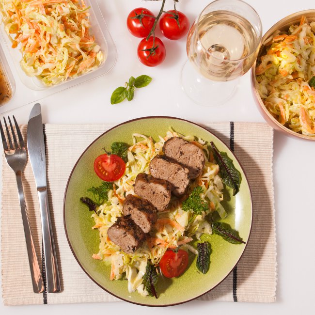 Schweinefilet und Coleslaw-Salat