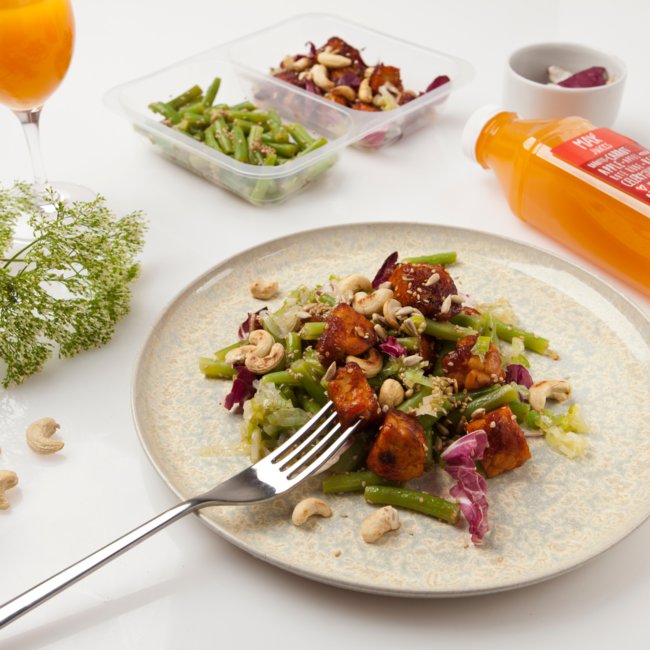 Salat aus mariniertem Tempeh und grünen Bohnen