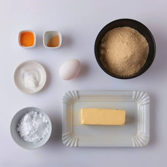 maslo, múka, cukor, vajce - suroviny na prípravu vanilkových rožkov