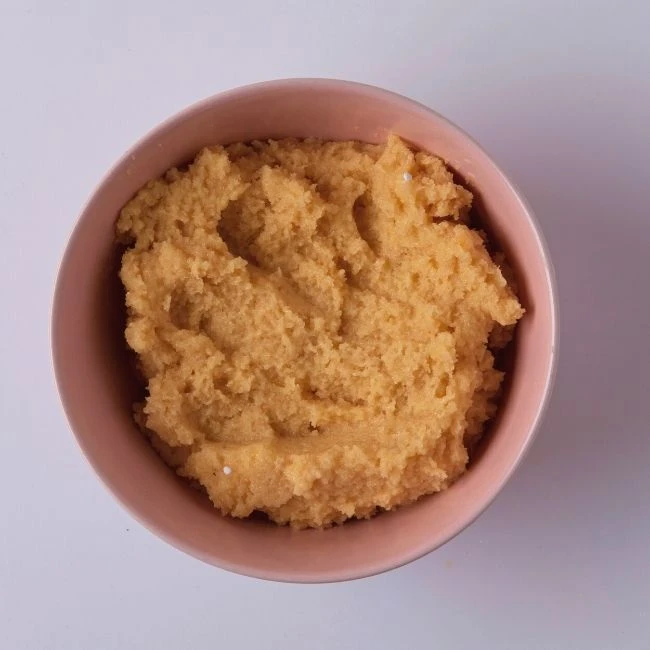 pripravené cesto na vanilkové rožky v miske