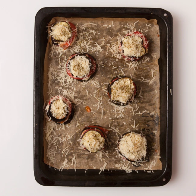 Gebackene Auberginen auf einem Backblech nach dem Originalrezept von EASYDIET