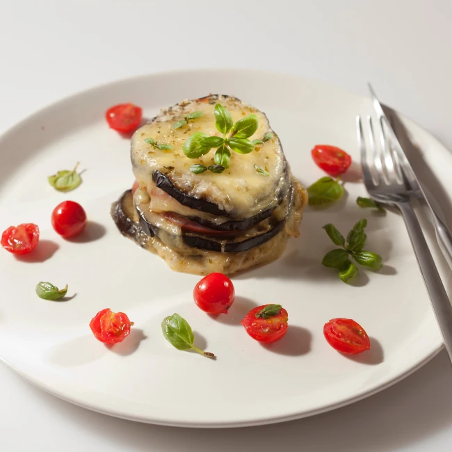 Gebackene Auberginen auf einem Teller serviert – ein gesundes EASYDIET-Rezept