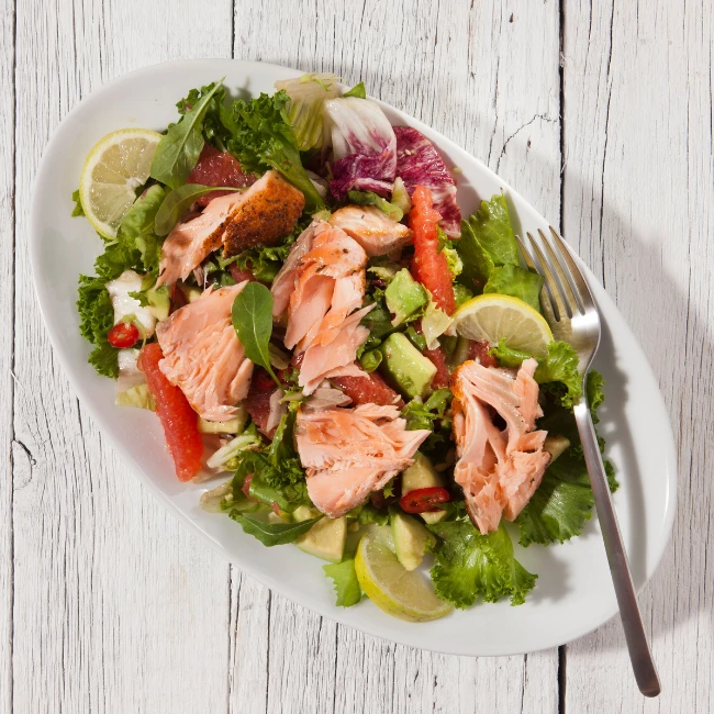 avokádovo grapefruitový šalát podľa EASYDIET receptu servírovaný na bielom tanieri