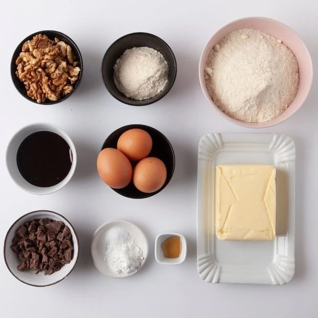 orechy, mandlová múka, kokos, čokoláda, vajíčka, maslo