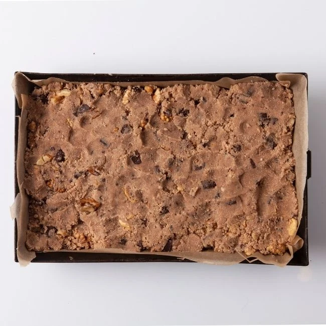 Gesunder Keto-Kuchen aus Nüssen und Schokolade auf dem Backblech – ein Rezept von EASYDIET