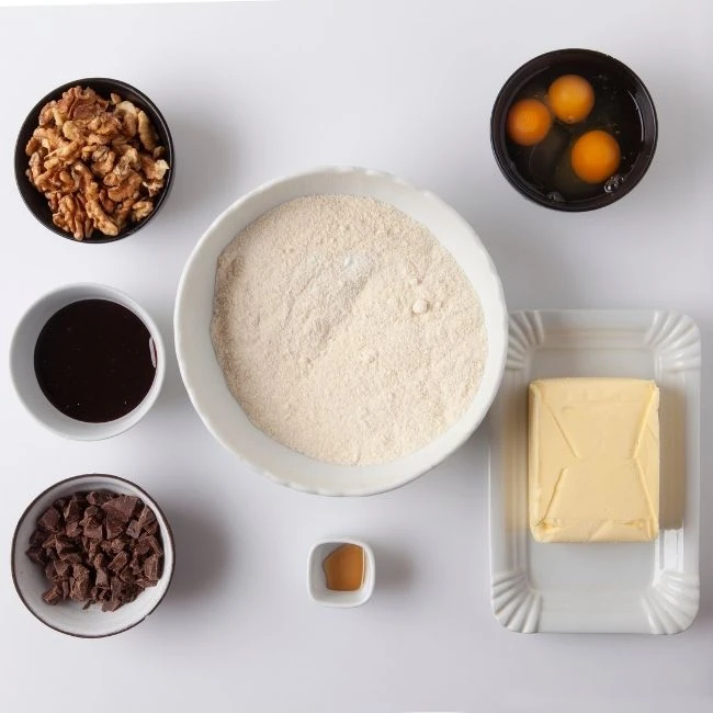 suroviny pripravené na pečenie čoko mandlového koláča