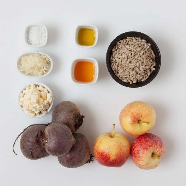 cvikla, jablká, syr feta, semienka