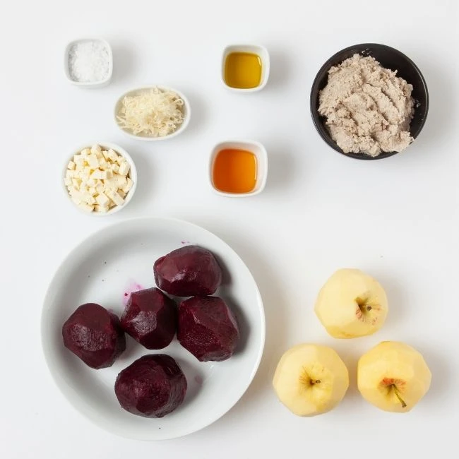 cvikla, jablka, syr, olej - suroviny na prípravu cviklovo jablkovej nátierky