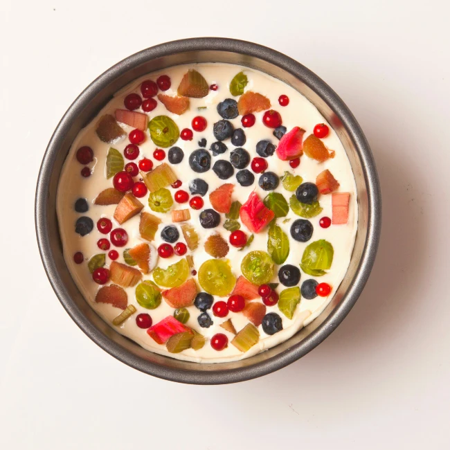 cheesecake s lesným ovocím pred pečením