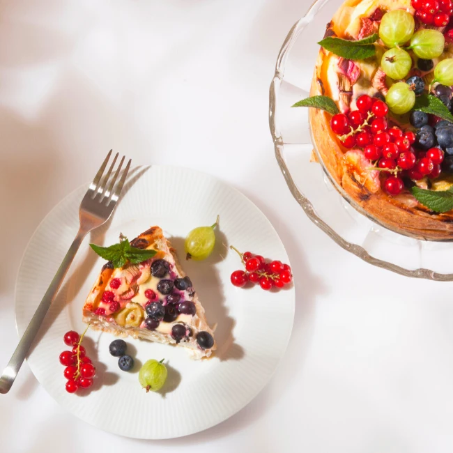 cheesecake s lesným ovocím podľa EASYDIET receptu servírovaný na bielom tanieri