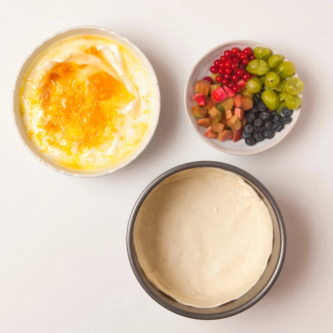 tvaroh s vajíčkom, lesné ovocie v miske, lítskové cesto v tortovej forme - recept na cheesecake