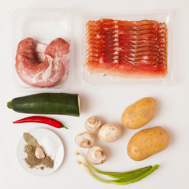 bravčová panenka, slaninové plátky, zemiaky, cukina, šampióny, koreniny