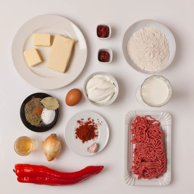 mleté mäso, paprika, maslo, múka, mlieko, koreniny