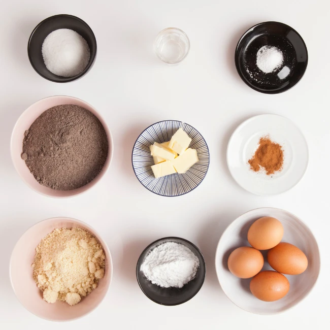 vajíčka, maslo, trstinový cukor, maková múka, mandľová múka, škorica