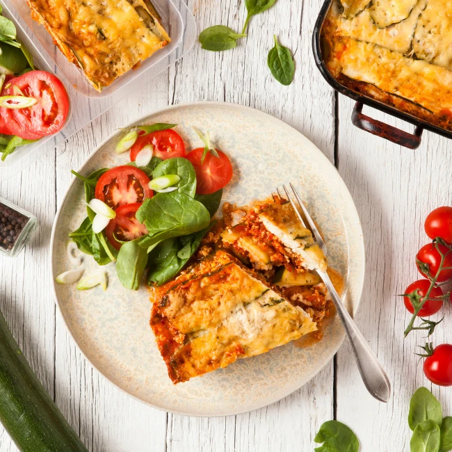 Cukinové lasagne podľa EASYDIET receptu servírované na tanieri so šalátom
