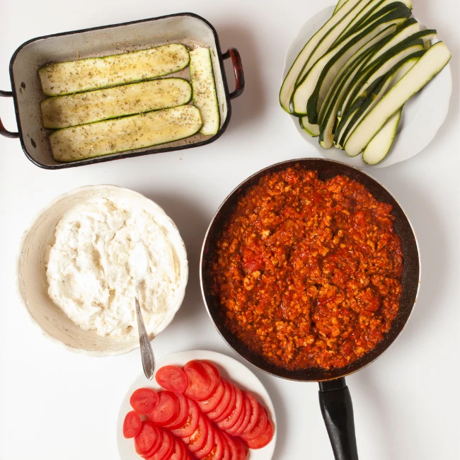 mäsová omáčka na lasagne, nakrájané paradajky, plátky cukiny