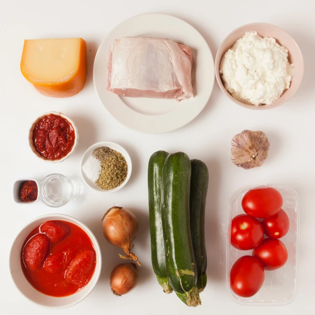 cukina, cibuľa, paradajky, gouda, bravčové mäso