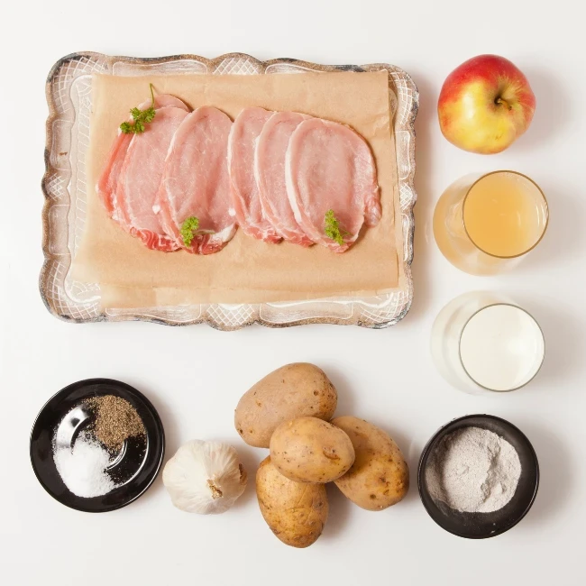 Schweineschnitzel aus dem Rücken, Kartoffeln, Apfel, Knoblauch, Gewürze
