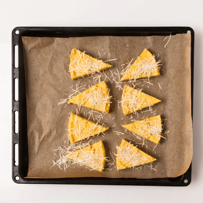 polenta posypaná syrom pripravená na zapekanie