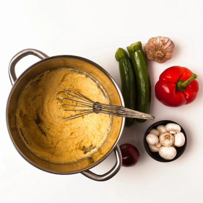 cuketa, paprika, šampióny, polenta v hrnci