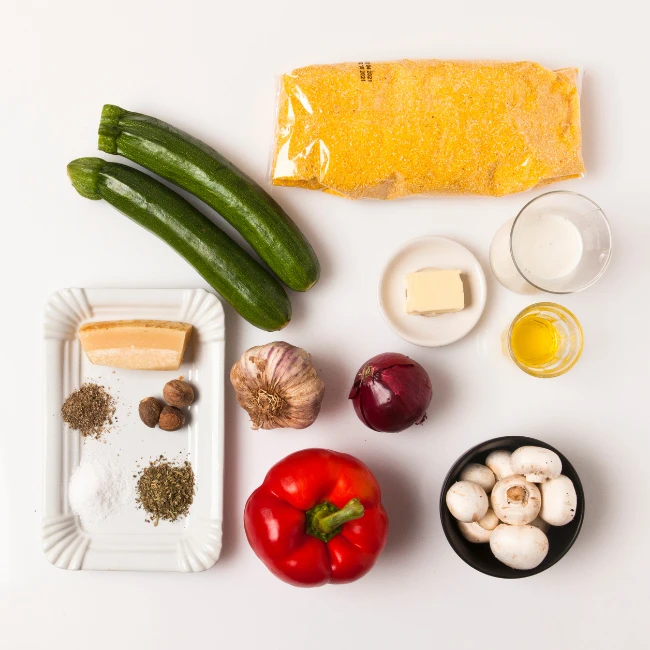 paprika, šampióny, cukina, kukuričná polenta, koreniny